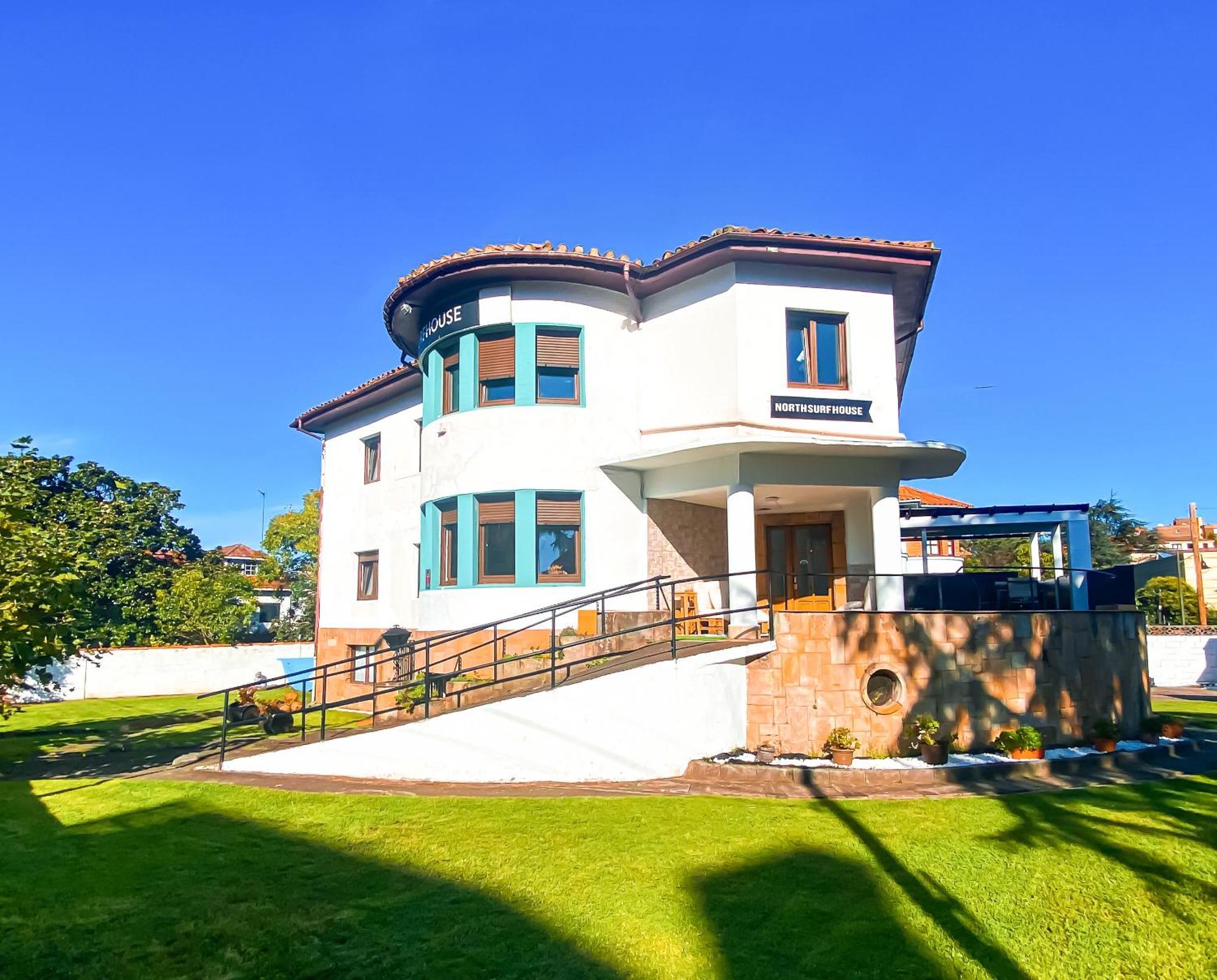 North Surf House Hostel Gijon Bagian luar foto
